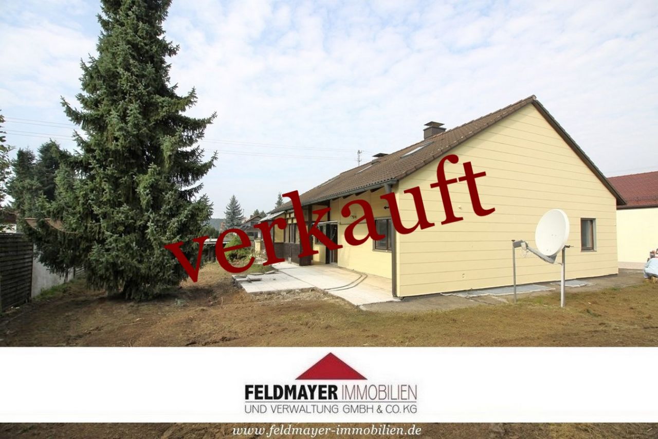 Adelsried: Bungalow auf schönem sonnigen Grundstück, ruhige zentrale Wohnlage, Garage 