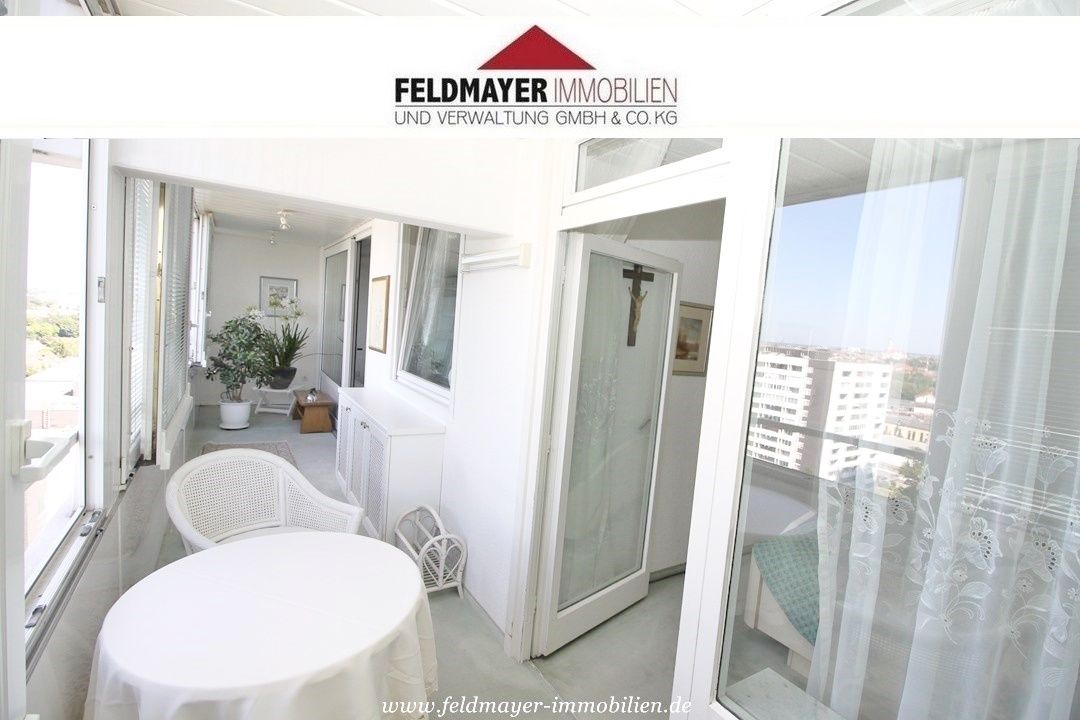 Augsburg: Verkauft! Kapitalanleger aufgepasst! Gepflegte 2 ZKB mit EBK und verglaster Loggia! Toller Weitblick! 