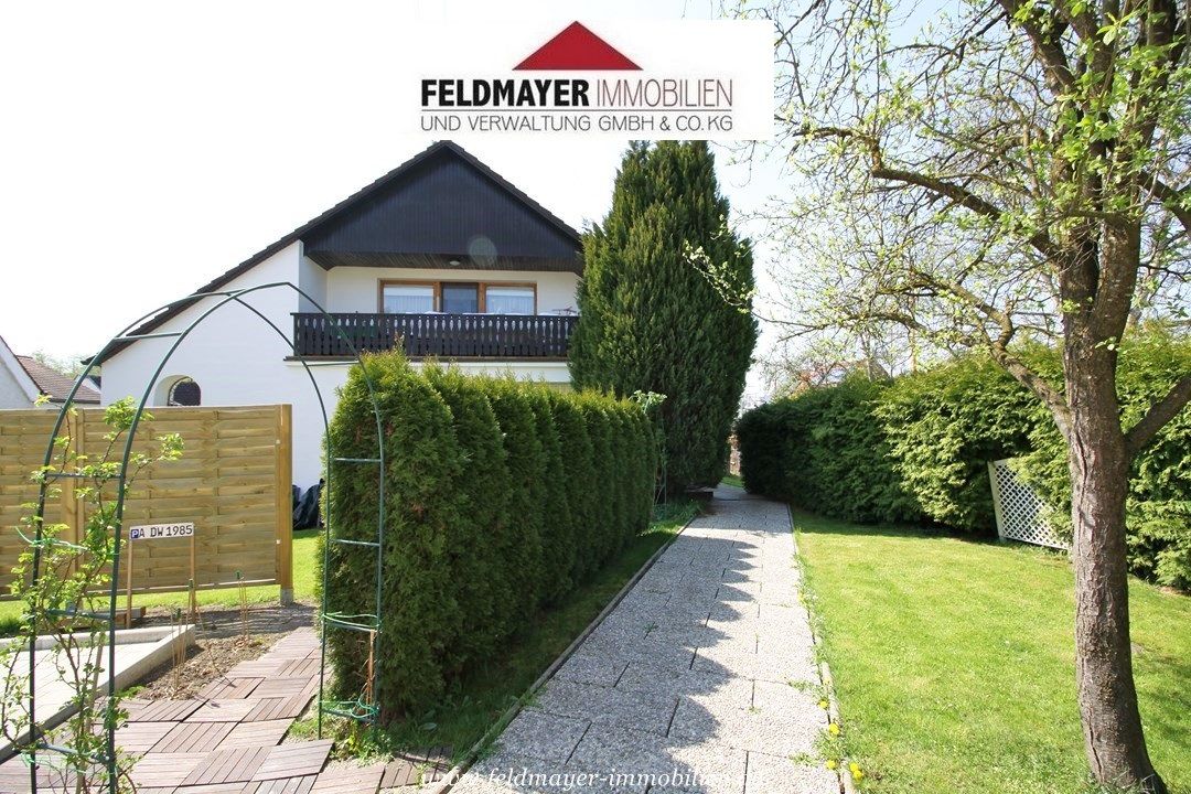 Adelsried: Renoviertes Zweifamilienhaus mit großem Grundstück in ruhiger Wohnlage!  