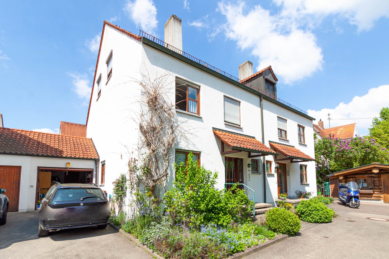 Stadtbergen: Verkauft! Attraktive DHH mit Garage direkt am Haus in bester Wohnlage 