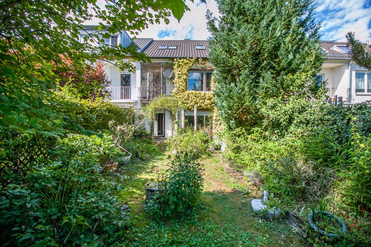 Augsburg: Verkauft! Romantisches Reihenmittelhaus in top Lage in Hochzoll-Nord / großes Grundstück mit Garage / Renovierungsbedarf 