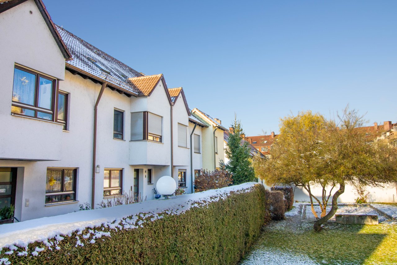 Augsburg: Verkauft! Gelegenheit! Sehr geräumiges Stadthaus, 6 Schlafzimmer, Garage, in Lechhausen-West  