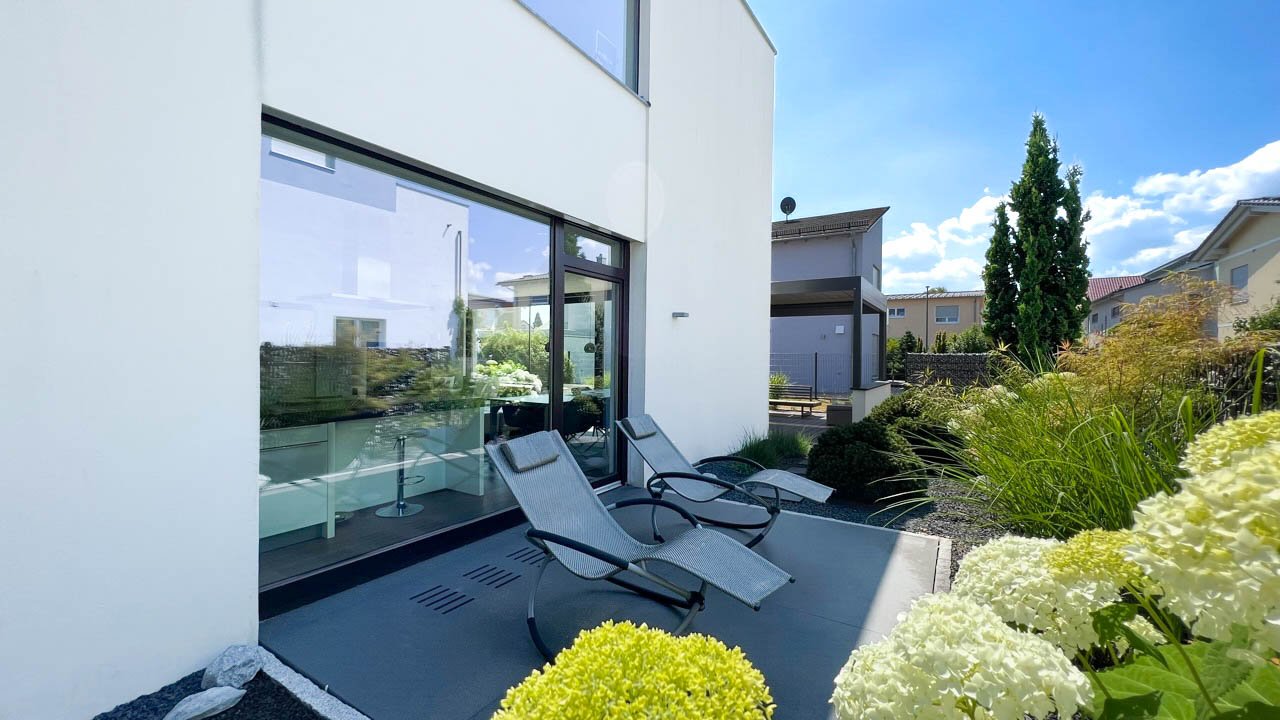 Neusäß: Verkauft!  Exklusive, architektonisch reizvolle Stadtvilla - Neubaustandard Bj. 2011, große Doppelgarage am Haus 