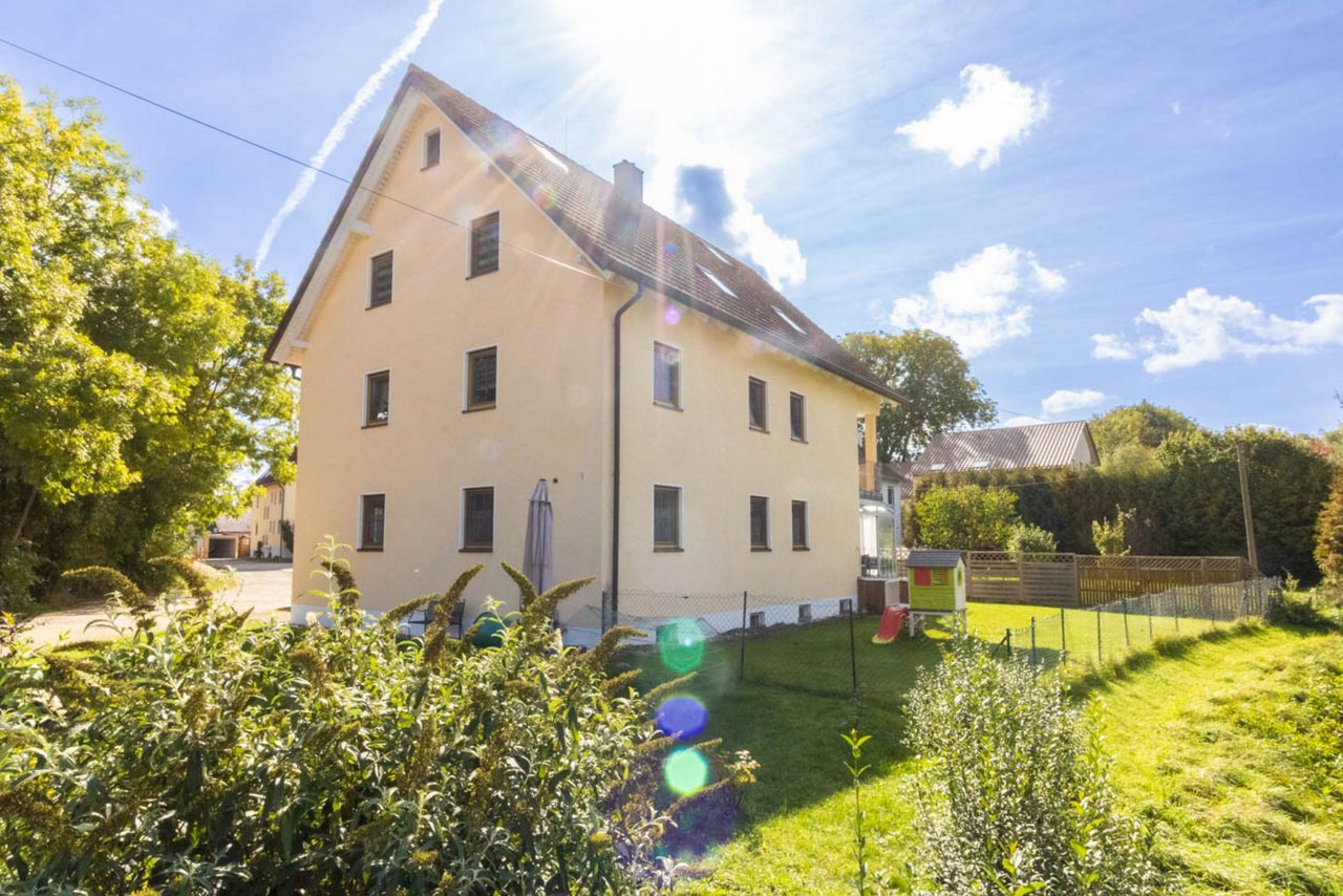 Baar: Verkauft! Attraktive 4 ZKB Gartenwohnung mit zusätzlichem Wintergarten und Garage in ruhiger Wohnlage  