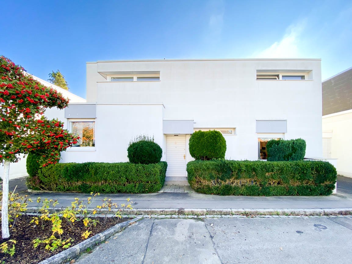 Stadtbergen: Individuelles Wohnen - Stadtvilla im Bauhausstil mit Atriumgarten  