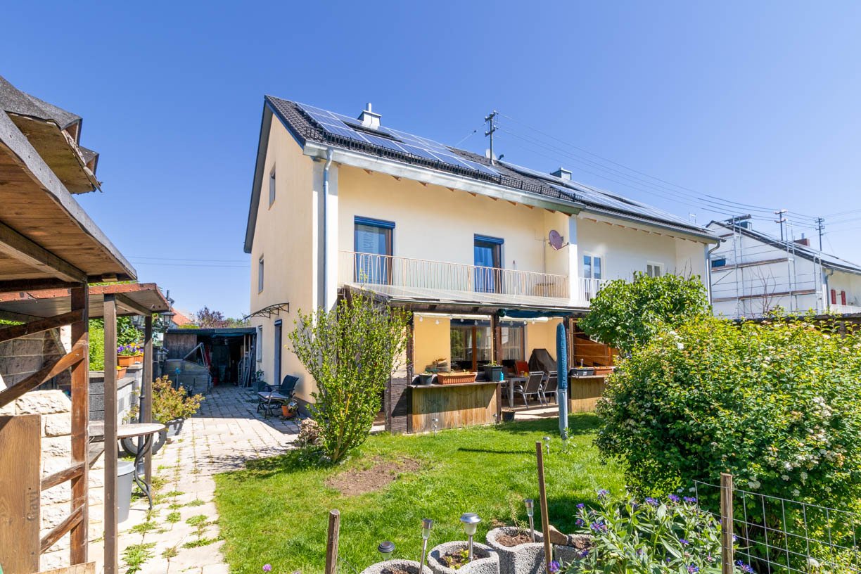 Königsbrunn: Großzügiges Anwesen für die Familie, Garten und Garage, energetisch saniert 