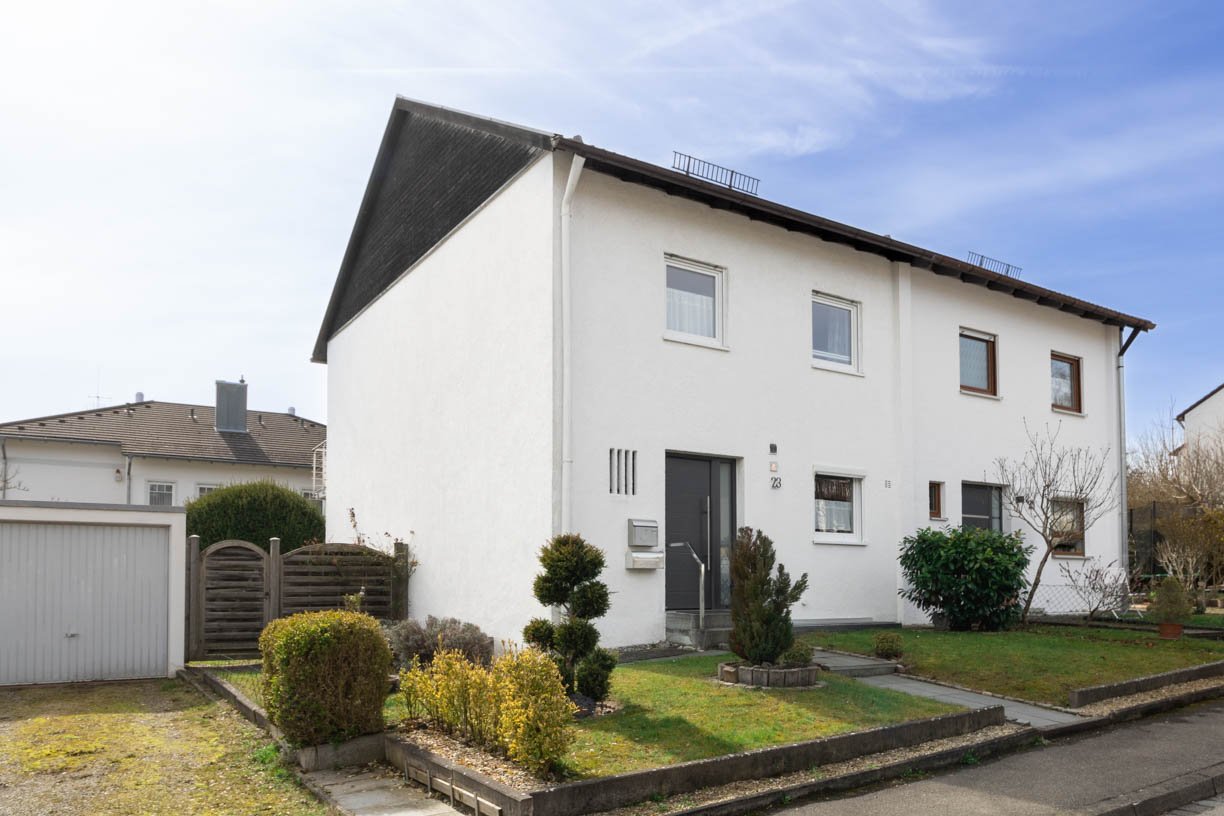 Augsburg, Bergheim: Verkauft!  Idyllisches Wohnen in unmittelbarer Nähe der westlichen Wälder - DHH in gepflegtem Zustand 