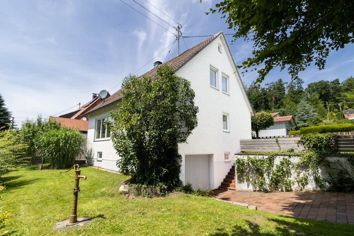 Dinkelscherben: RESERVIERT!  Idyllisch gelegenes, freistehendes EFH mit Wintergarten in gepflegtem Zustand 