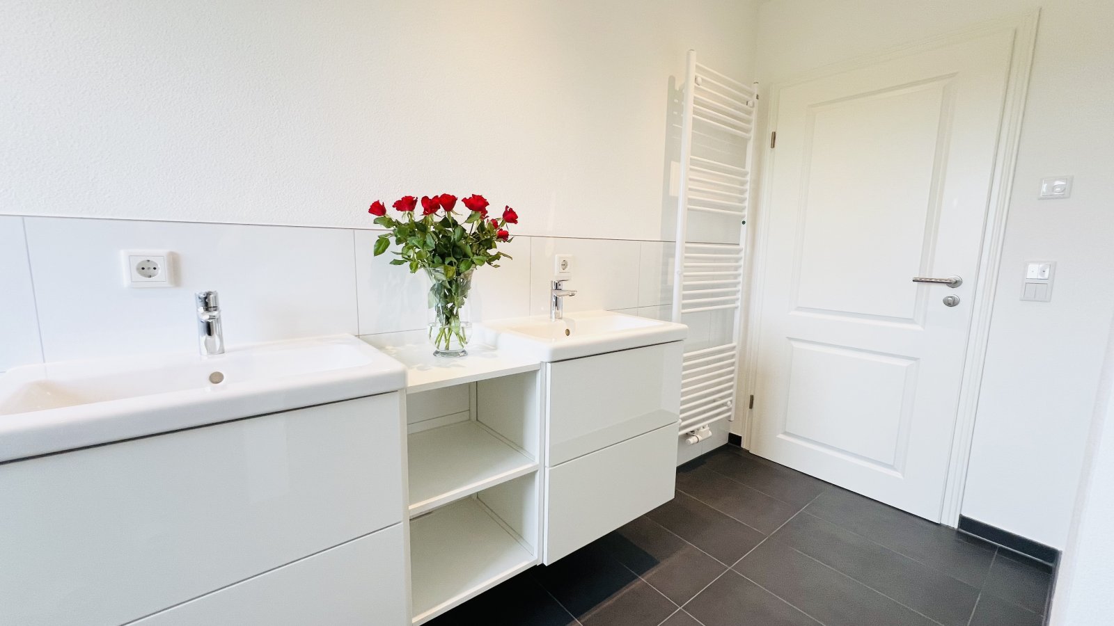 Teilmöbliertes Haus Neubau 2024, 5 Zimmer, EBK nahe Augsburg, Neusäß, Gersthofen