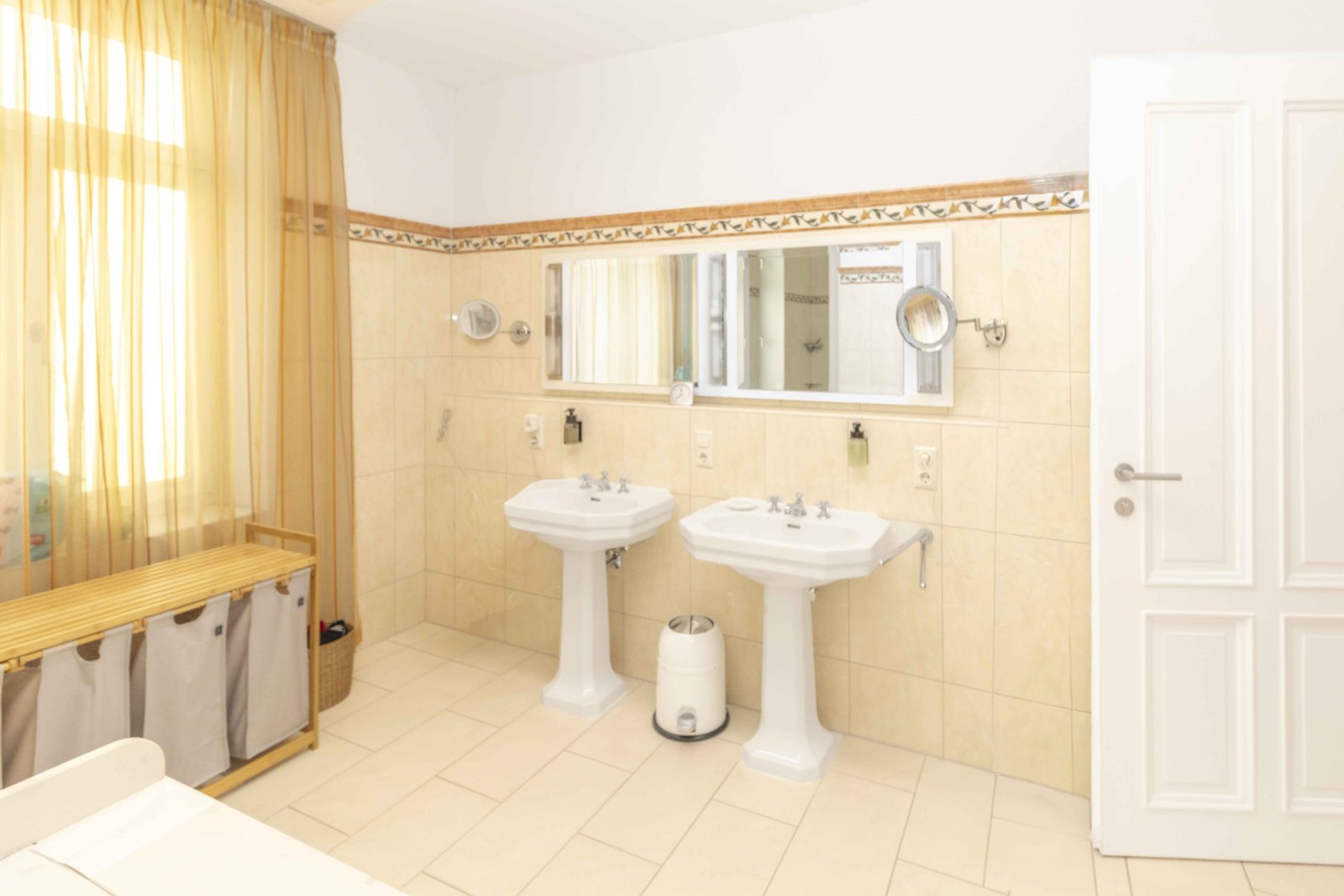 Wohnen auf höchstem Niveau: Exklusive Altbauwohnung in bester Innenstadtlage