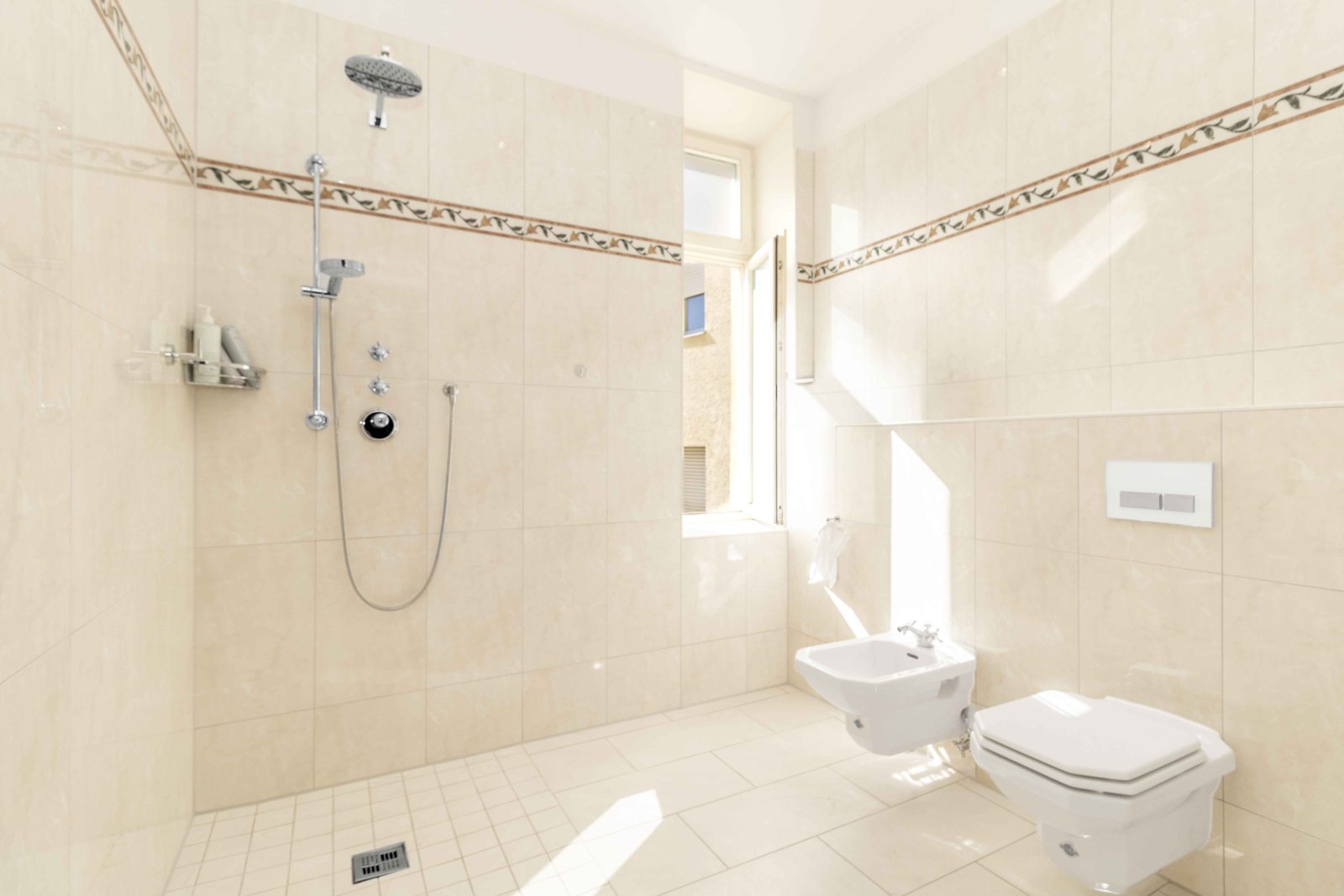 Wohnen auf höchstem Niveau: Exklusive Altbauwohnung in bester Innenstadtlage