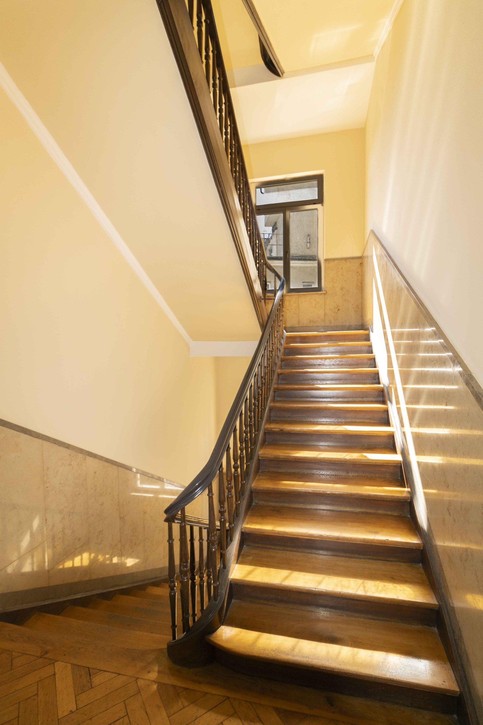 Wohnen auf höchstem Niveau: Exklusive Altbauwohnung in bester Innenstadtlage