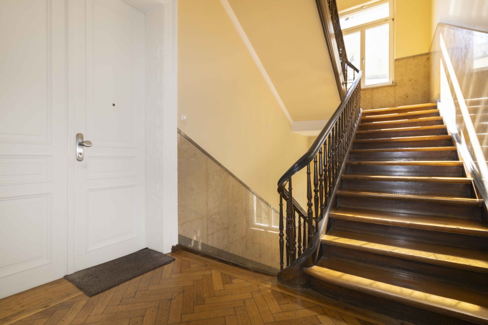 Wohnen auf höchstem Niveau: Exklusive Altbauwohnung in bester Innenstadtlage