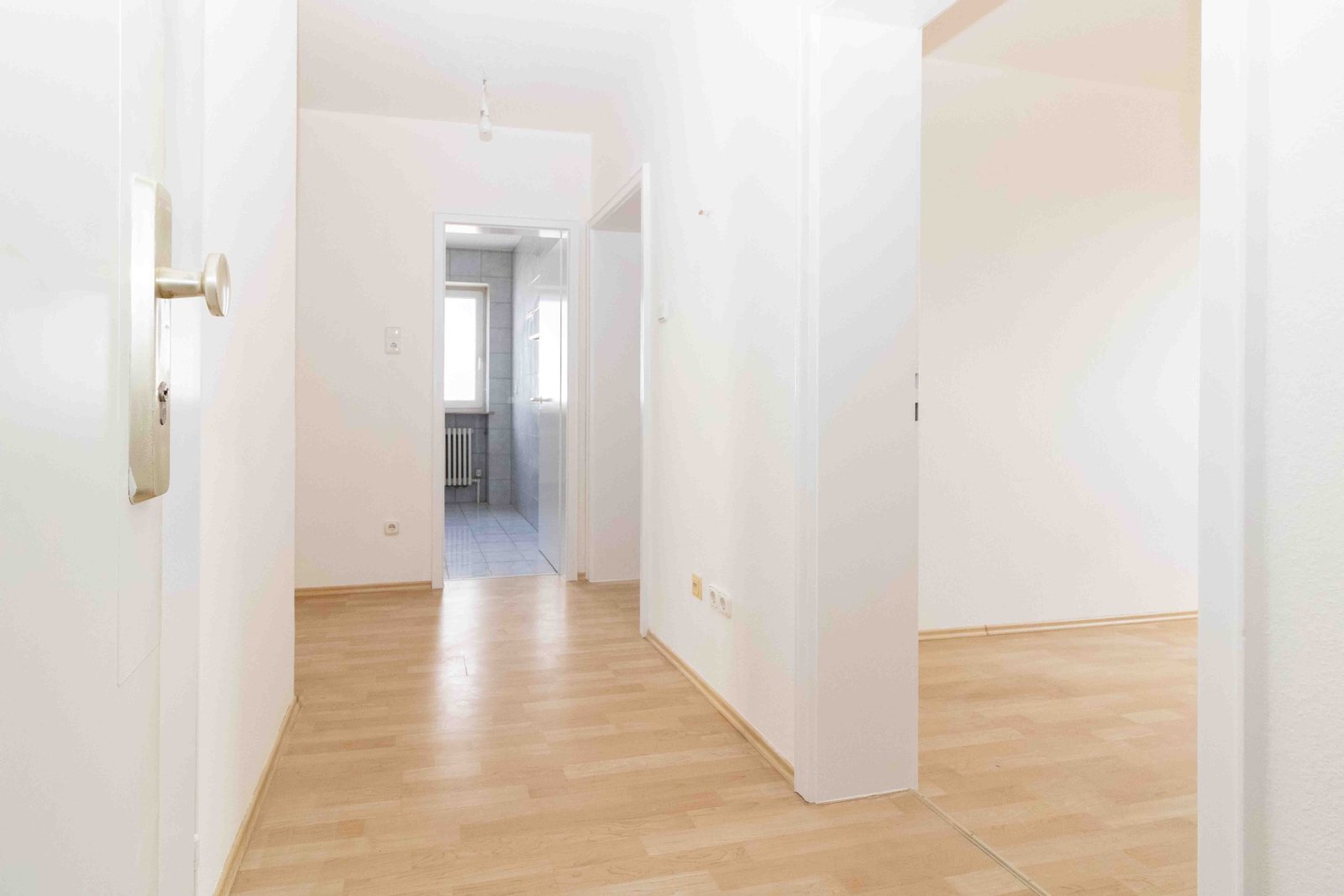 Für Eigenbezieher geeignet! Modernisiertes Gebäude / Energieeffizienz C - Lichtdurchflutete 3 ZKB mit Balkon und Fernblick