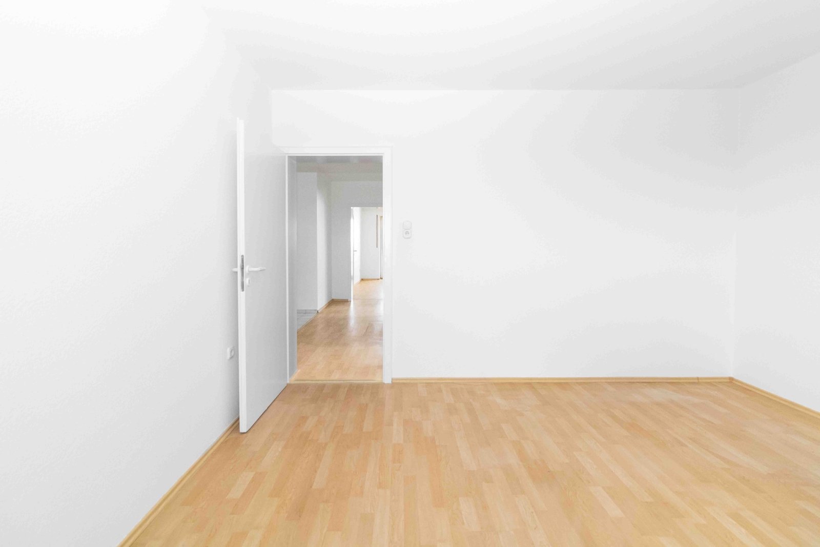 Für Eigenbezieher geeignet! Modernisiertes Gebäude / Energieeffizienz C - Lichtdurchflutete 3 ZKB mit Balkon und Fernblick