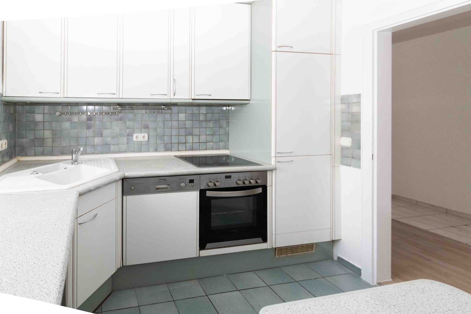 Für Eigenbezieher geeignet! Modernisiertes Gebäude / Energieeffizienz C - Lichtdurchflutete 3 ZKB mit Balkon und Fernblick