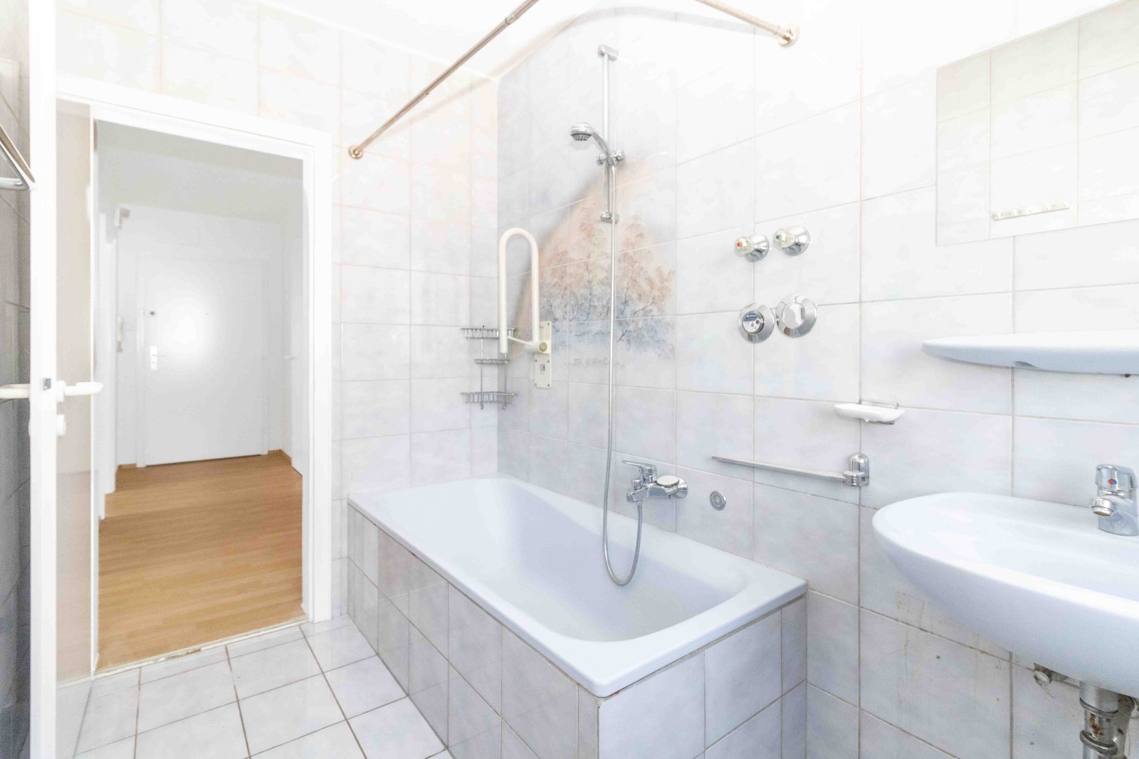 Für Eigenbezieher geeignet! Modernisiertes Gebäude / Energieeffizienz C - Lichtdurchflutete 3 ZKB mit Balkon und Fernblick