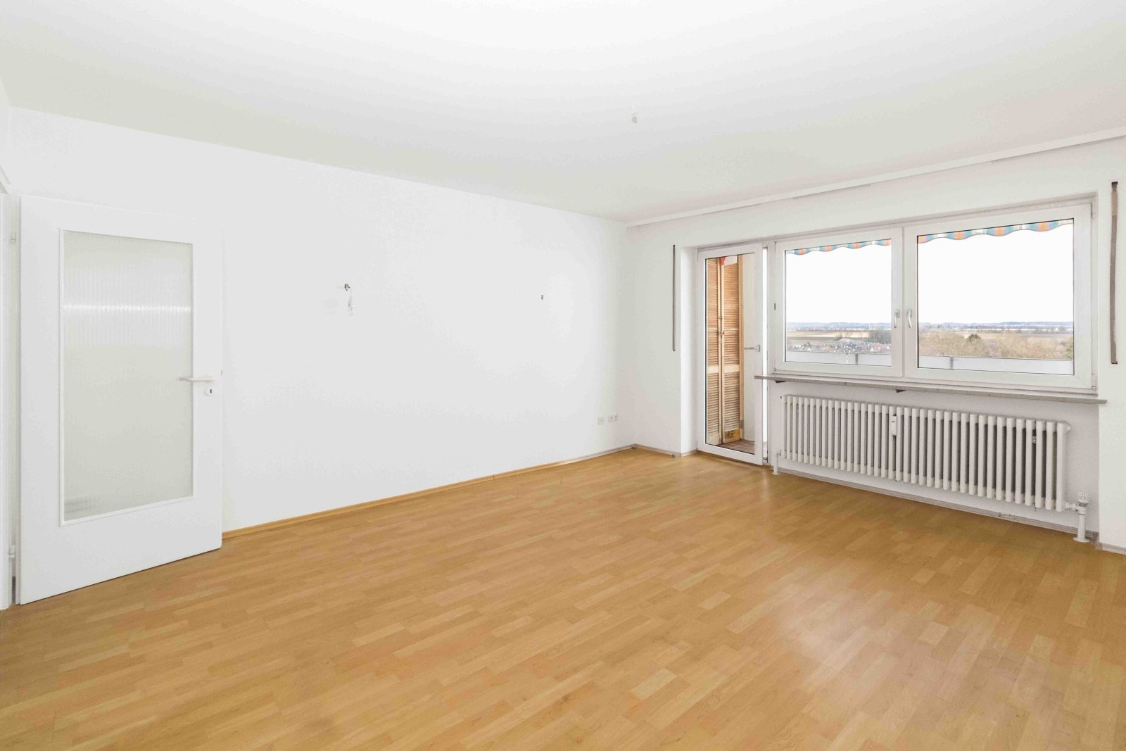 Für Eigenbezieher geeignet! Modernisiertes Gebäude / Energieeffizienz C - Lichtdurchflutete 3 ZKB mit Balkon und Fernblick