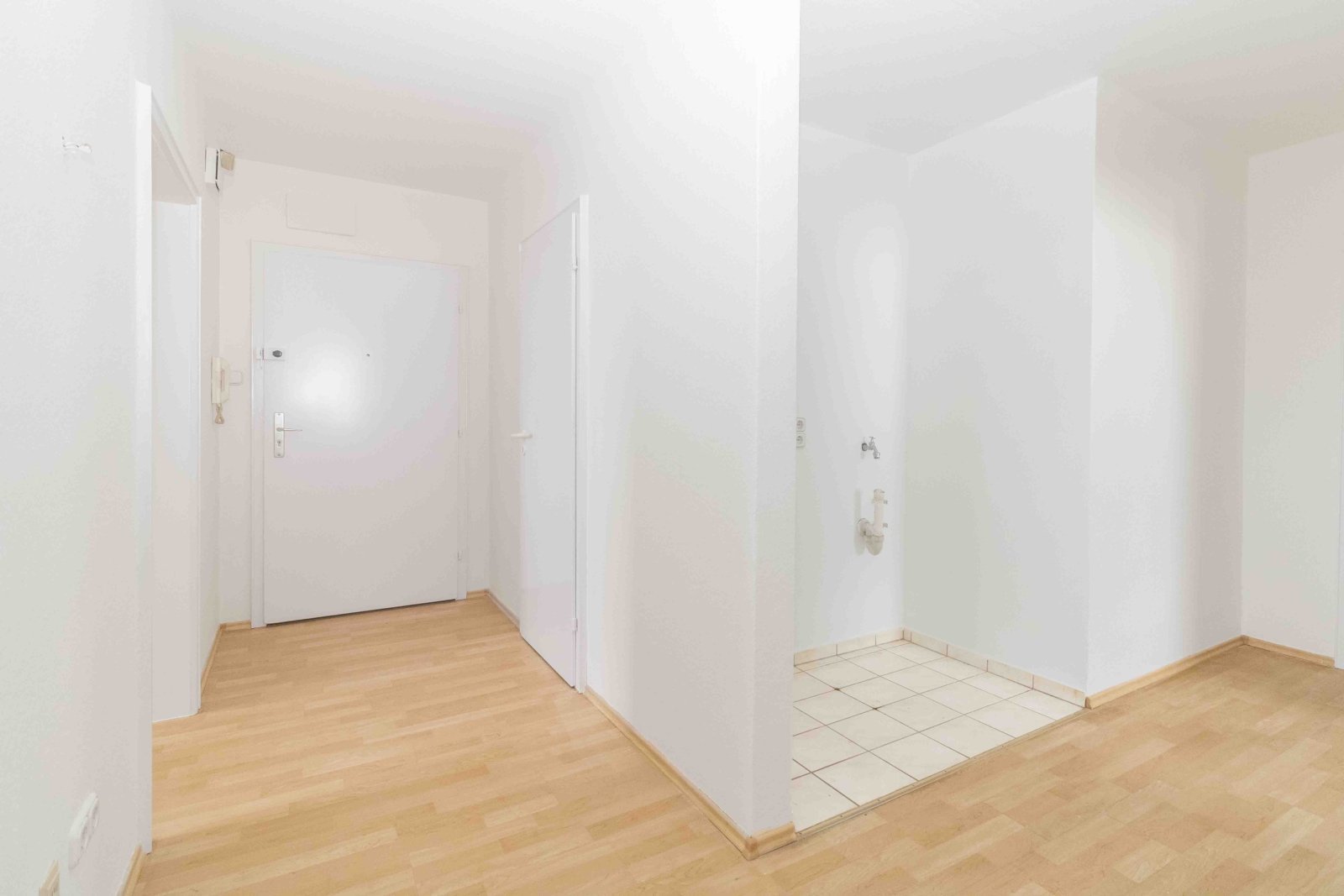 Für Eigenbezieher geeignet! Modernisiertes Gebäude / Energieeffizienz C - Lichtdurchflutete 3 ZKB mit Balkon und Fernblick