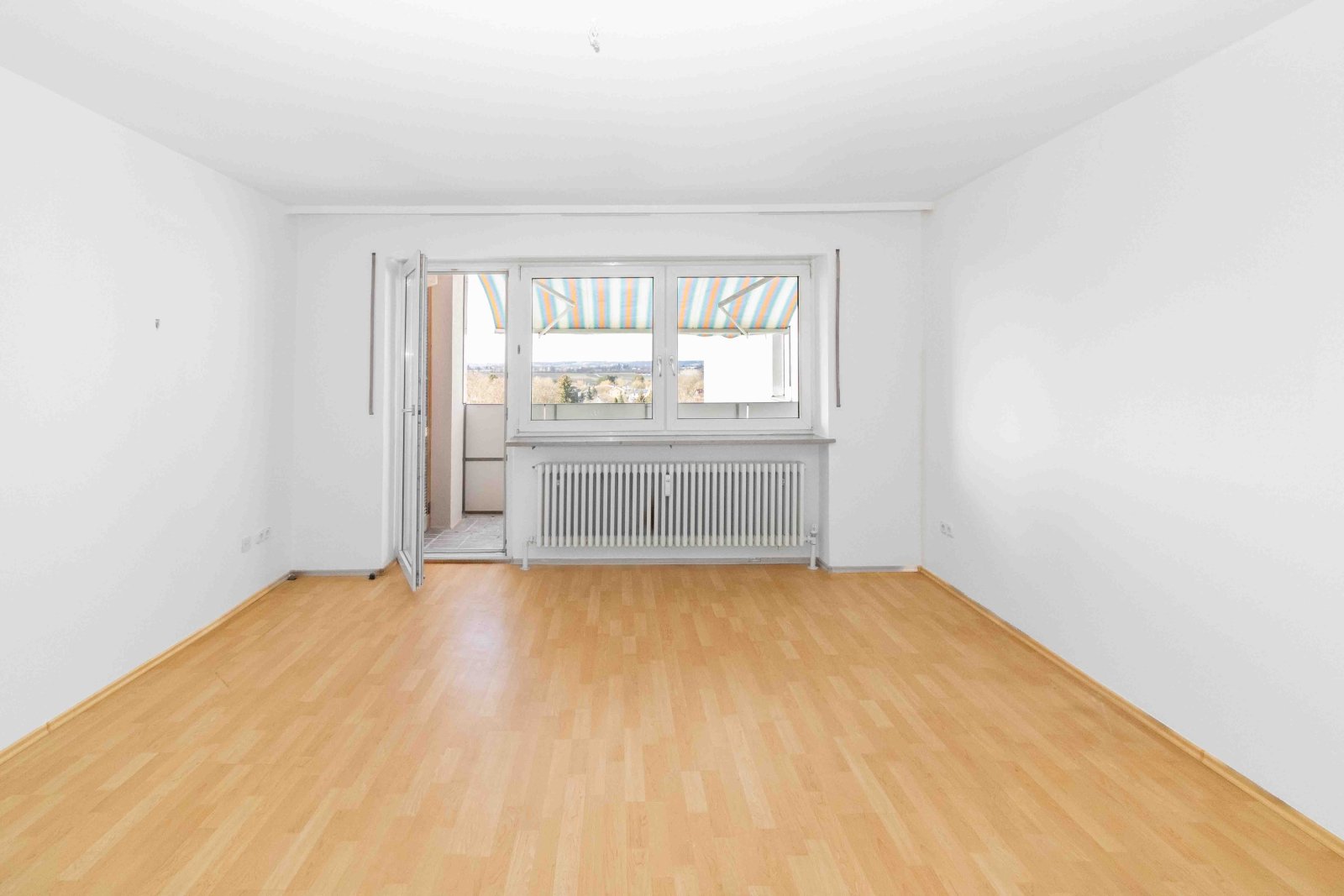 Für Eigenbezieher geeignet! Modernisiertes Gebäude / Energieeffizienz C - Lichtdurchflutete 3 ZKB mit Balkon und Fernblick