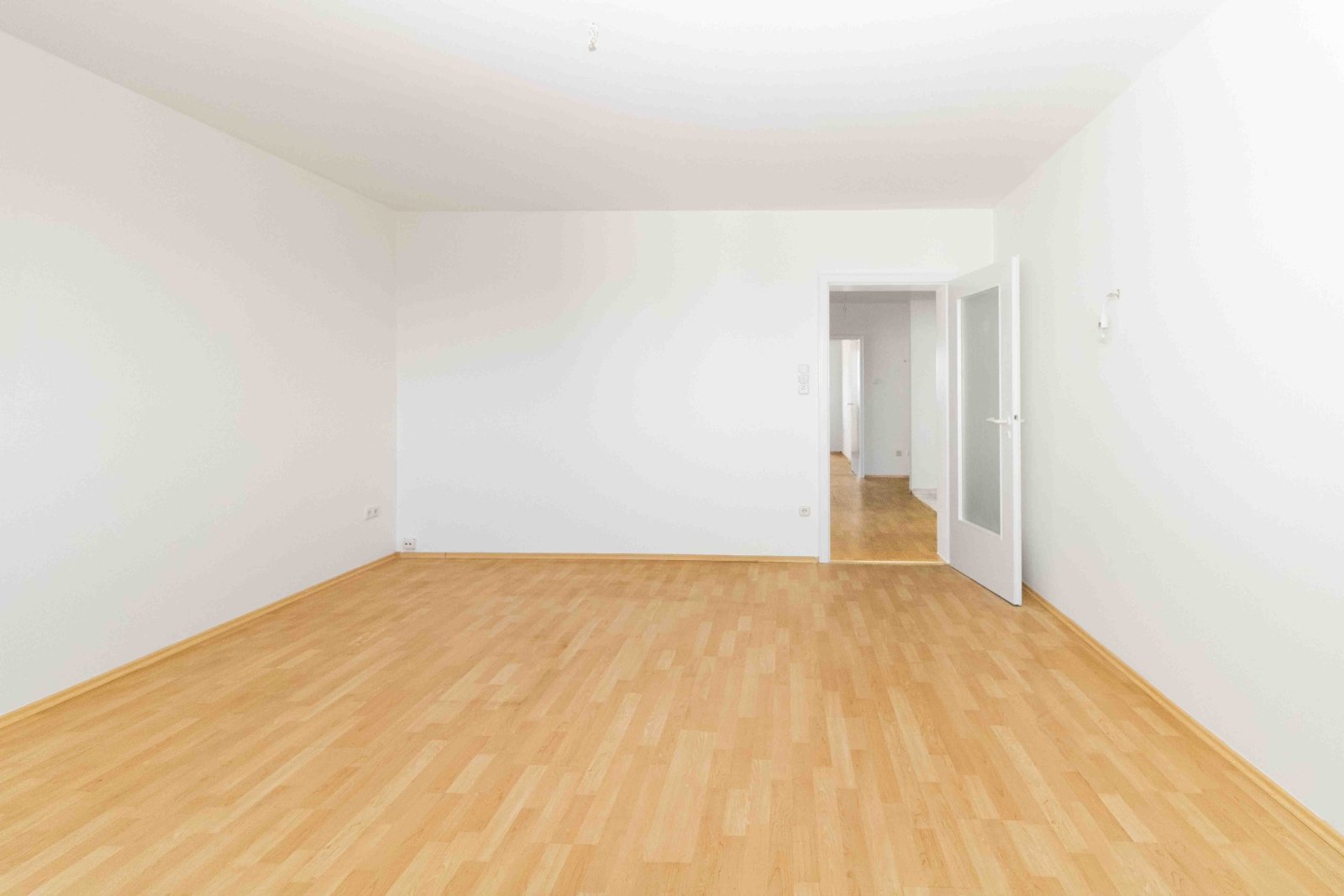 Für Eigenbezieher geeignet! Modernisiertes Gebäude / Energieeffizienz C - Lichtdurchflutete 3 ZKB mit Balkon und Fernblick