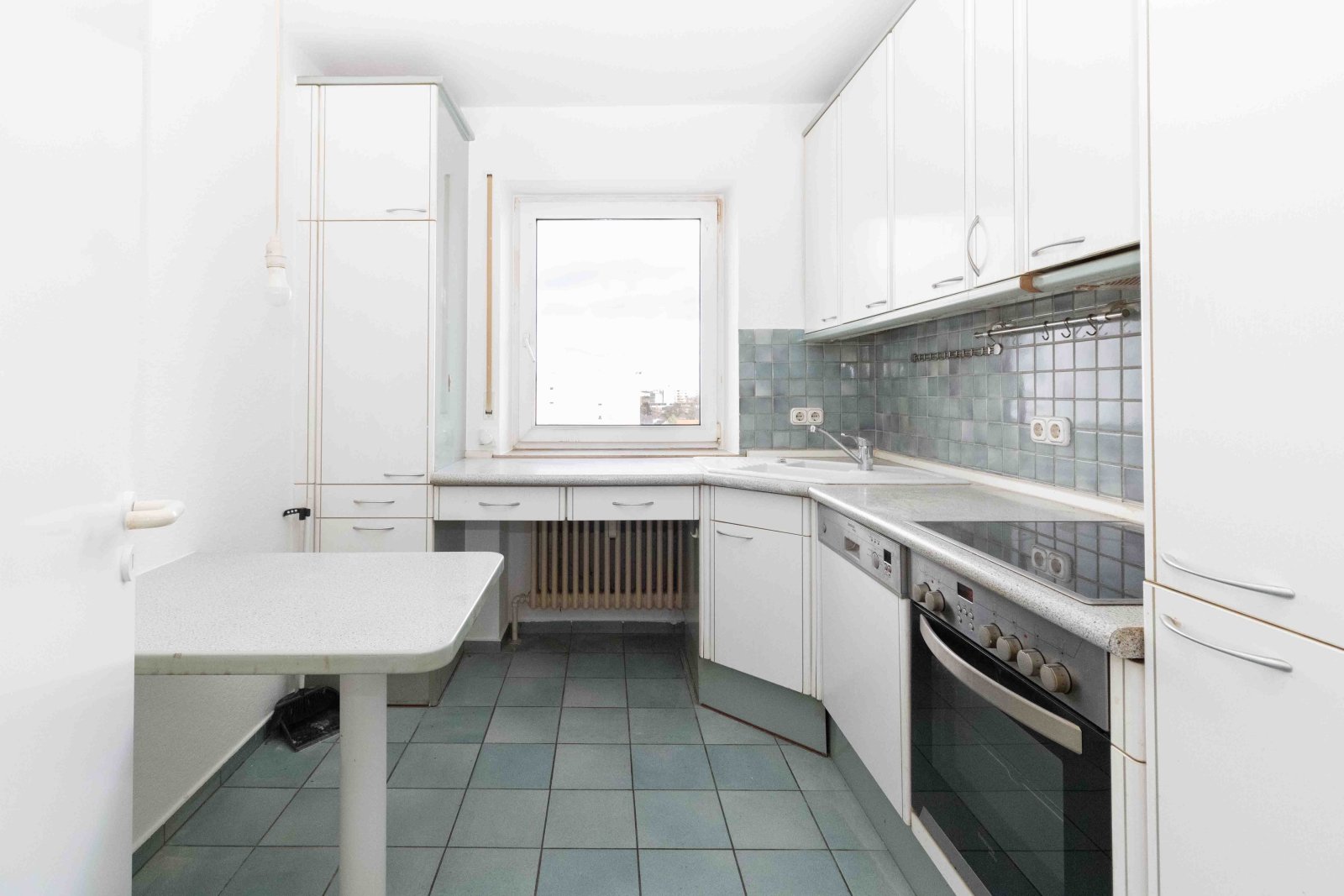 Für Eigenbezieher geeignet! Modernisiertes Gebäude / Energieeffizienz C - Lichtdurchflutete 3 ZKB mit Balkon und Fernblick