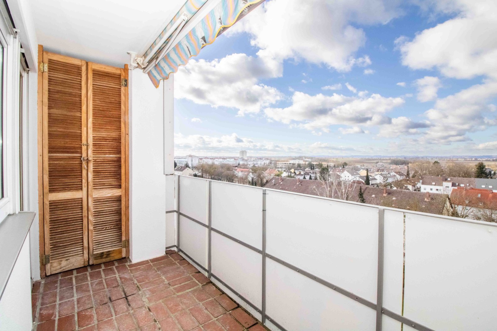Für Eigenbezieher geeignet! Modernisiertes Gebäude / Energieeffizienz C - Lichtdurchflutete 3 ZKB mit Balkon und Fernblick