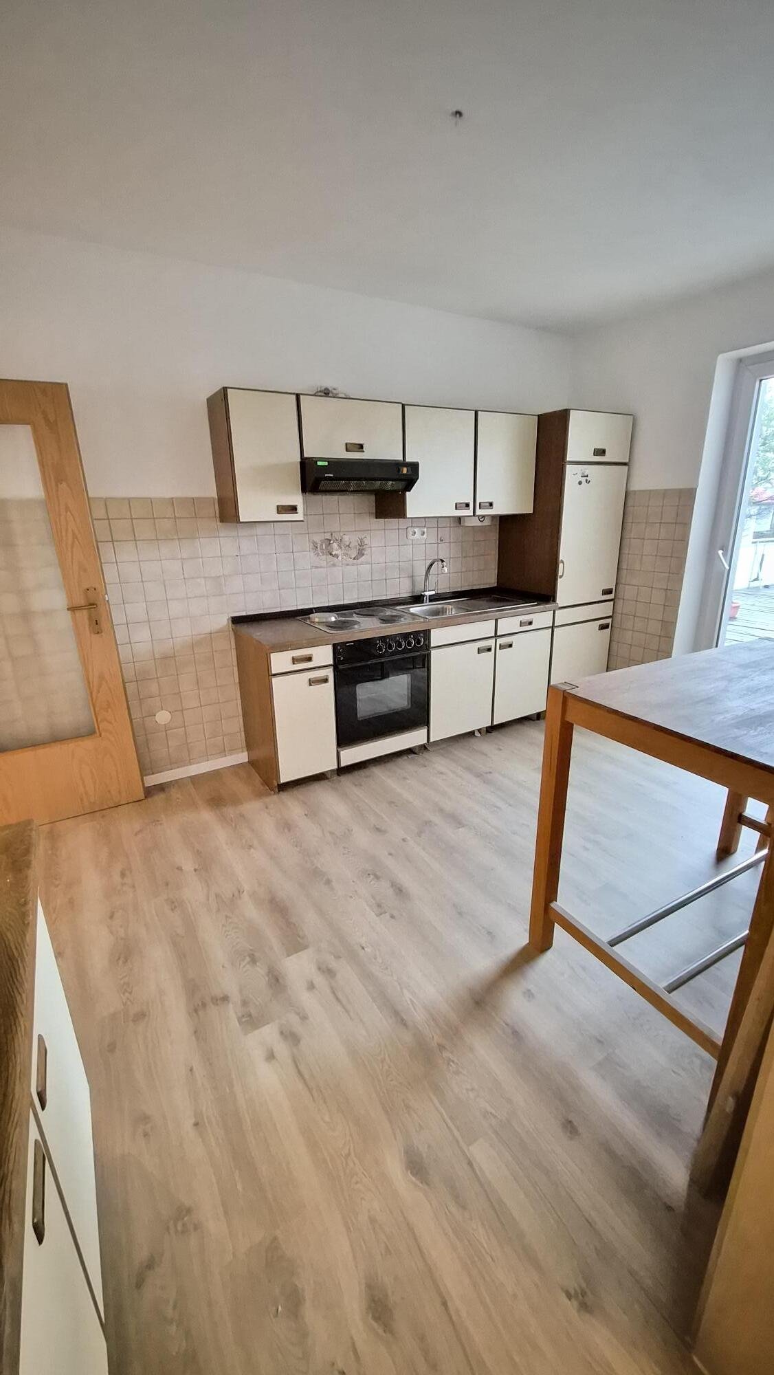 Schöne WG Wohnung 3 Zimmer, Wohnküche, Terrasse