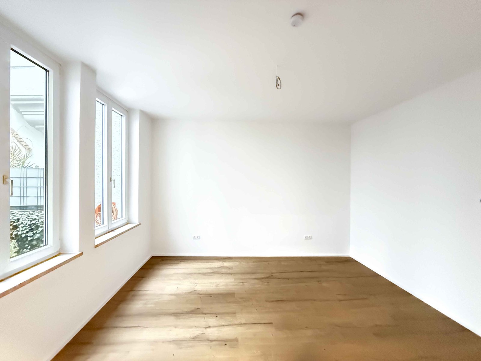 Anfragen bitte per E-mail: Frisch renovierte, moderne 2-Zimmer Terrassenwohnung in bester Innenstadtlage