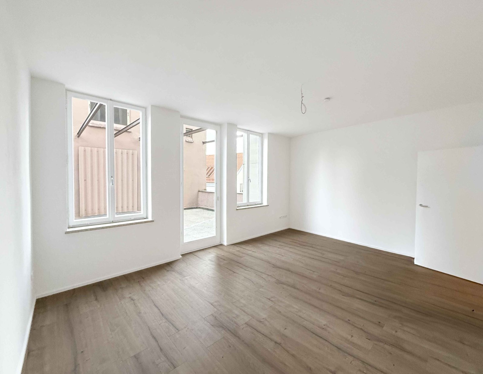 Anfragen bitte per E-mail: Frisch renovierte, moderne 2-Zimmer Terrassenwohnung in bester Innenstadtlage