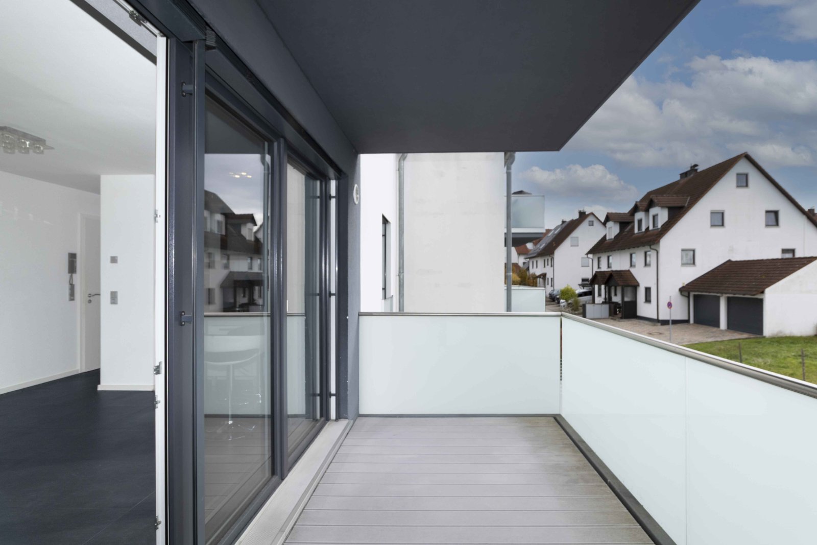 Moderne, helle 2 ZKB mit großem Balkon - ruhig gelegen!