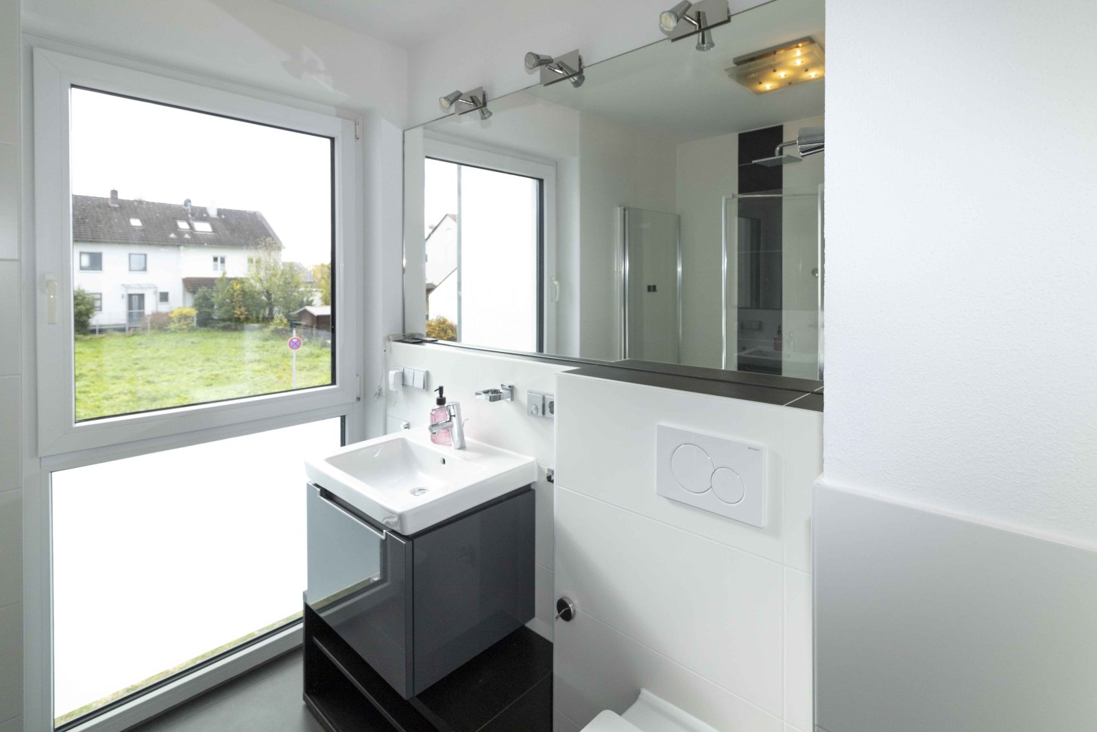 Moderne, helle 2 ZKB mit großem Balkon - ruhig gelegen!