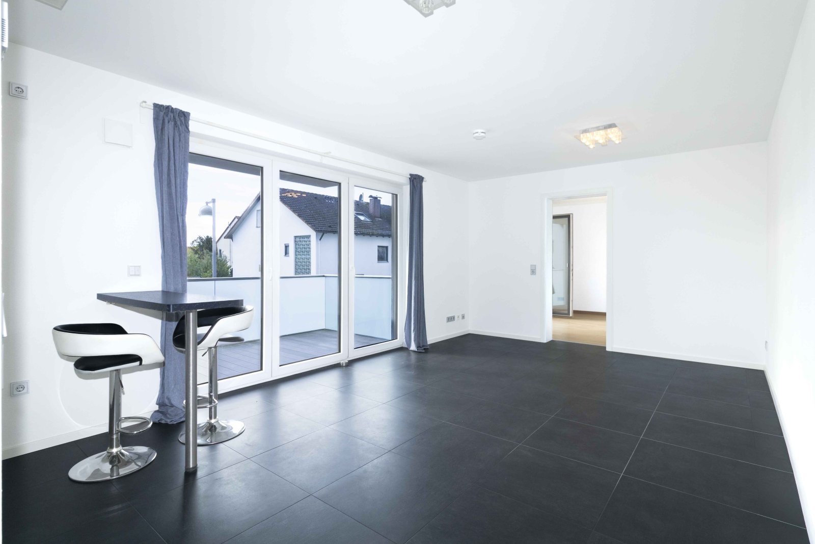 Moderne, helle 2 ZKB mit großem Balkon - ruhig gelegen!