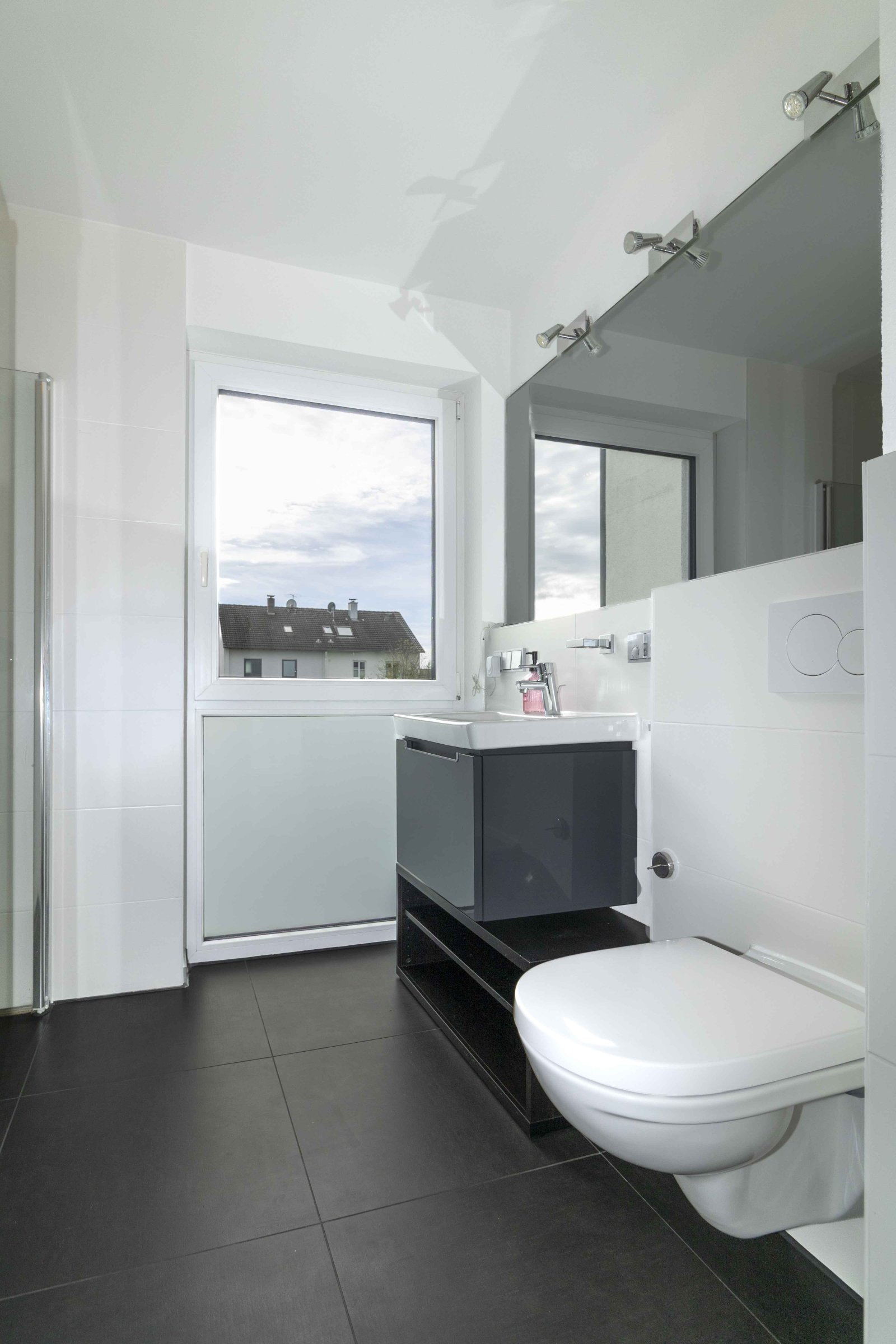 Moderne, helle 2 ZKB mit großem Balkon - ruhig gelegen!