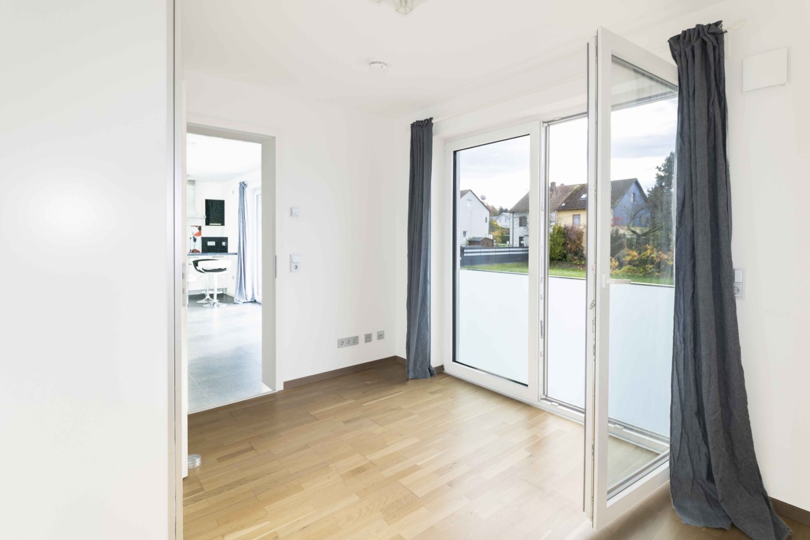 Moderne, helle 2 ZKB mit großem Balkon - ruhig gelegen!