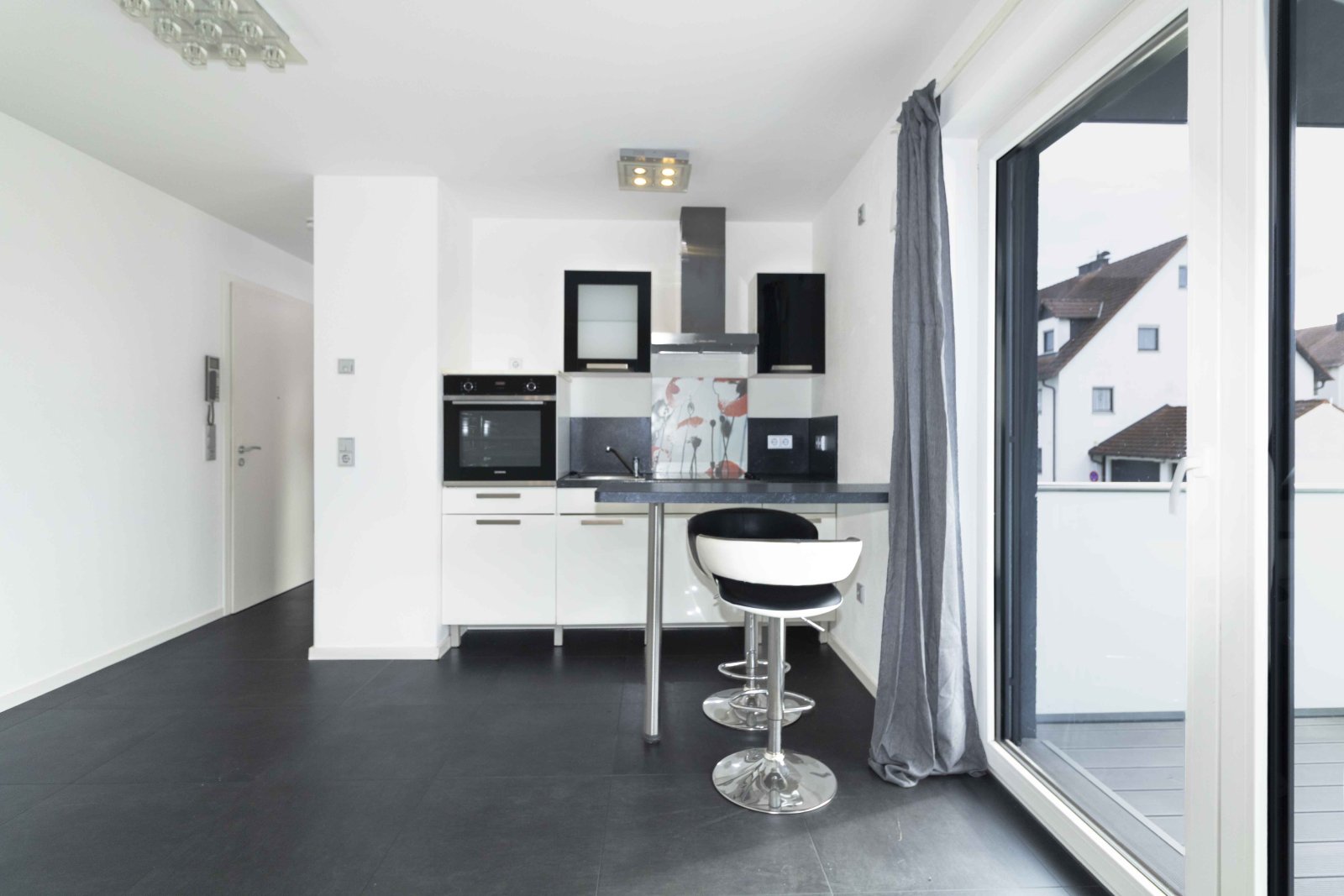 Moderne, helle 2 ZKB mit großem Balkon - ruhig gelegen!