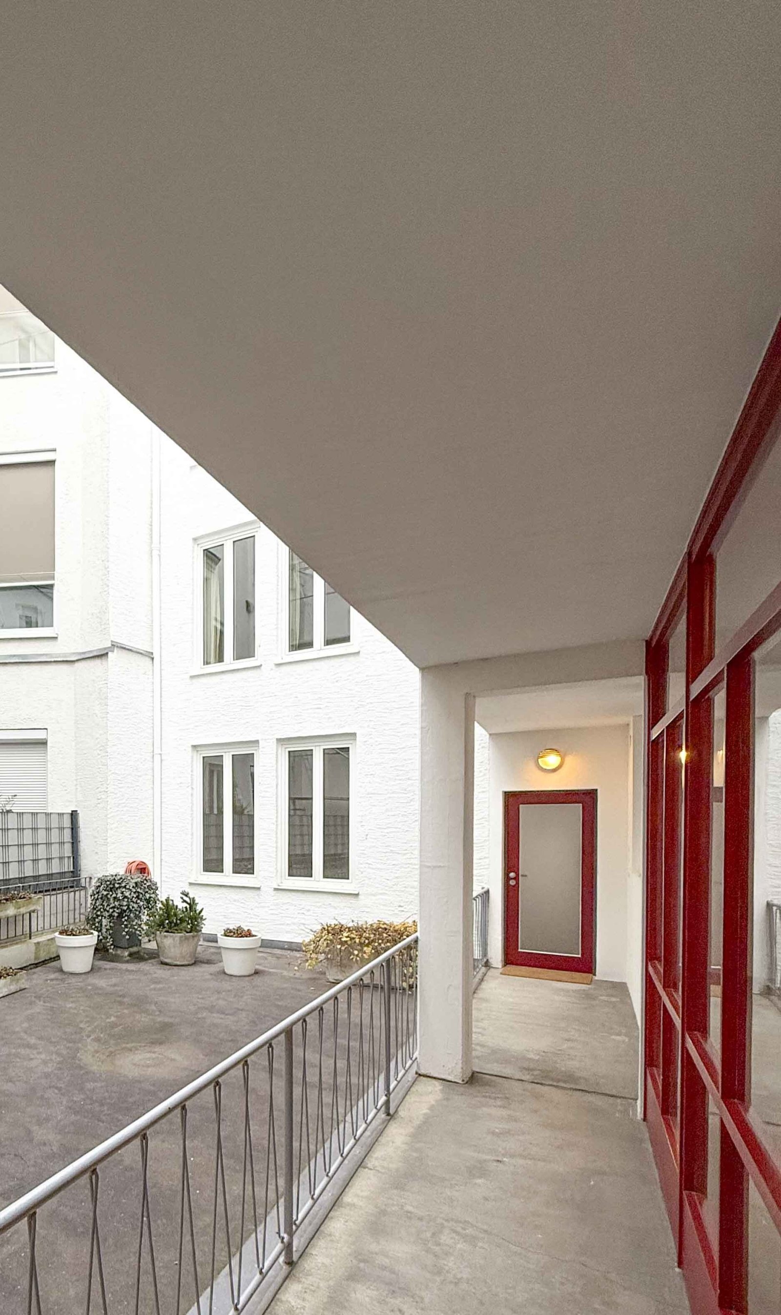 Anfragen bitte per E-mail: Frisch renovierte, moderne 2-Zimmer Terrassenwohnung in bester Innenstadtlage