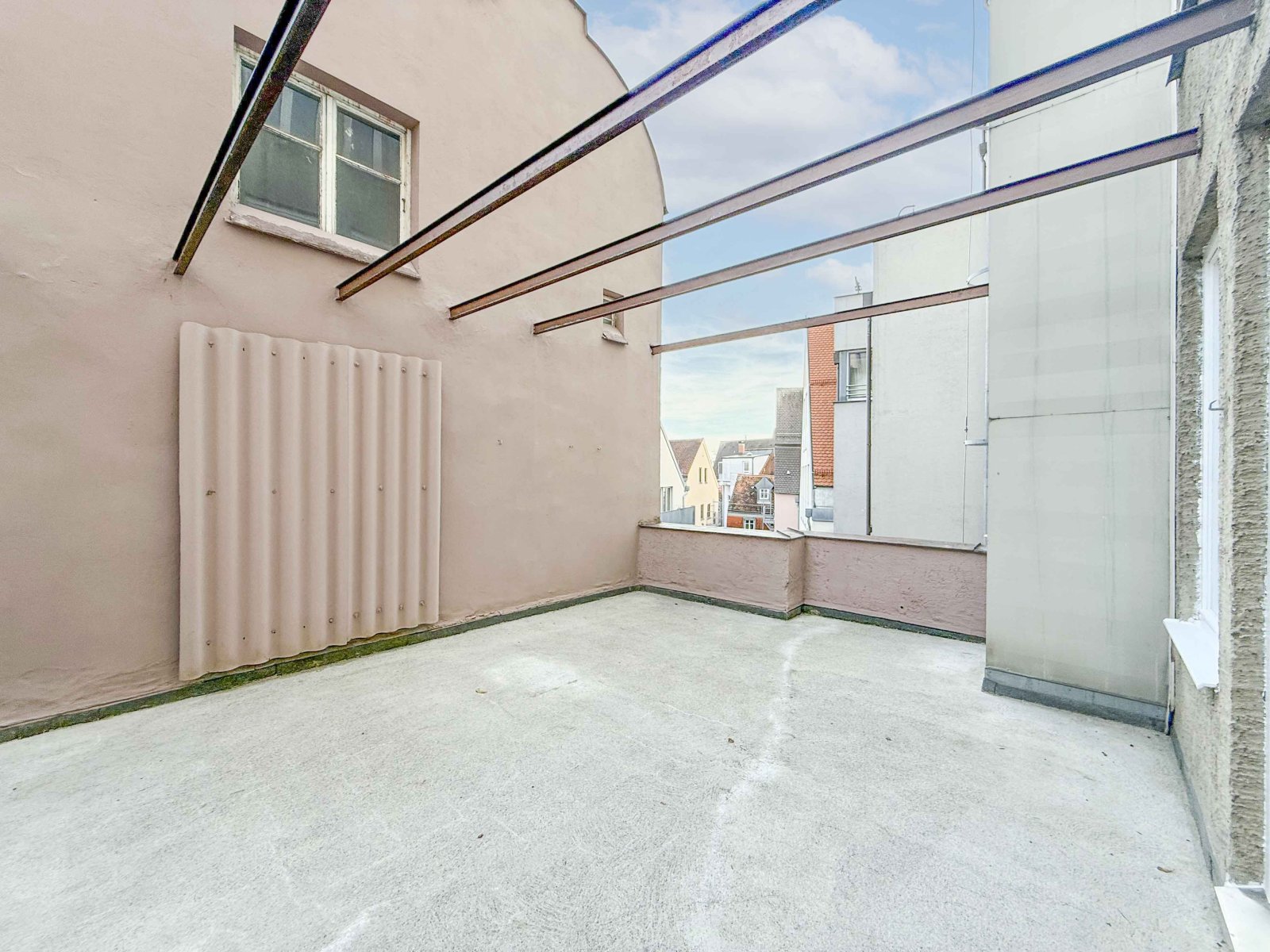 Anfragen bitte per E-mail: Frisch renovierte, moderne 2-Zimmer Terrassenwohnung in bester Innenstadtlage