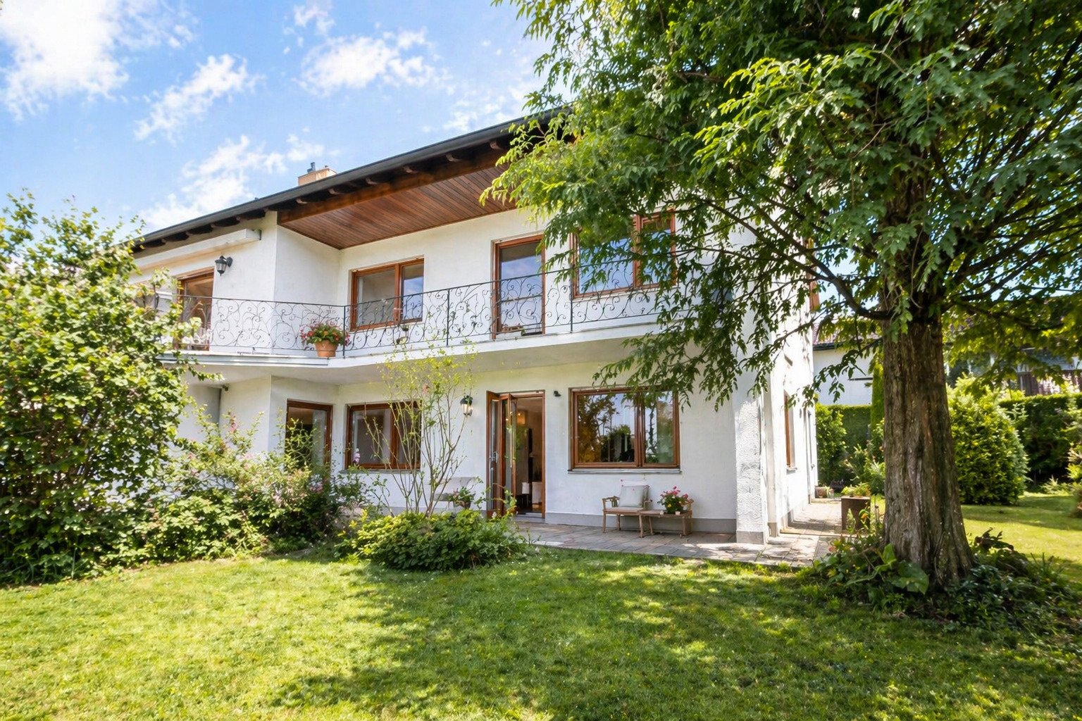 Mehrgenerationenhaus in naturnaher Lage – mit Einliegerwohnung, außergewöhnlichen Raumhöhen und flexiblem Grundriss