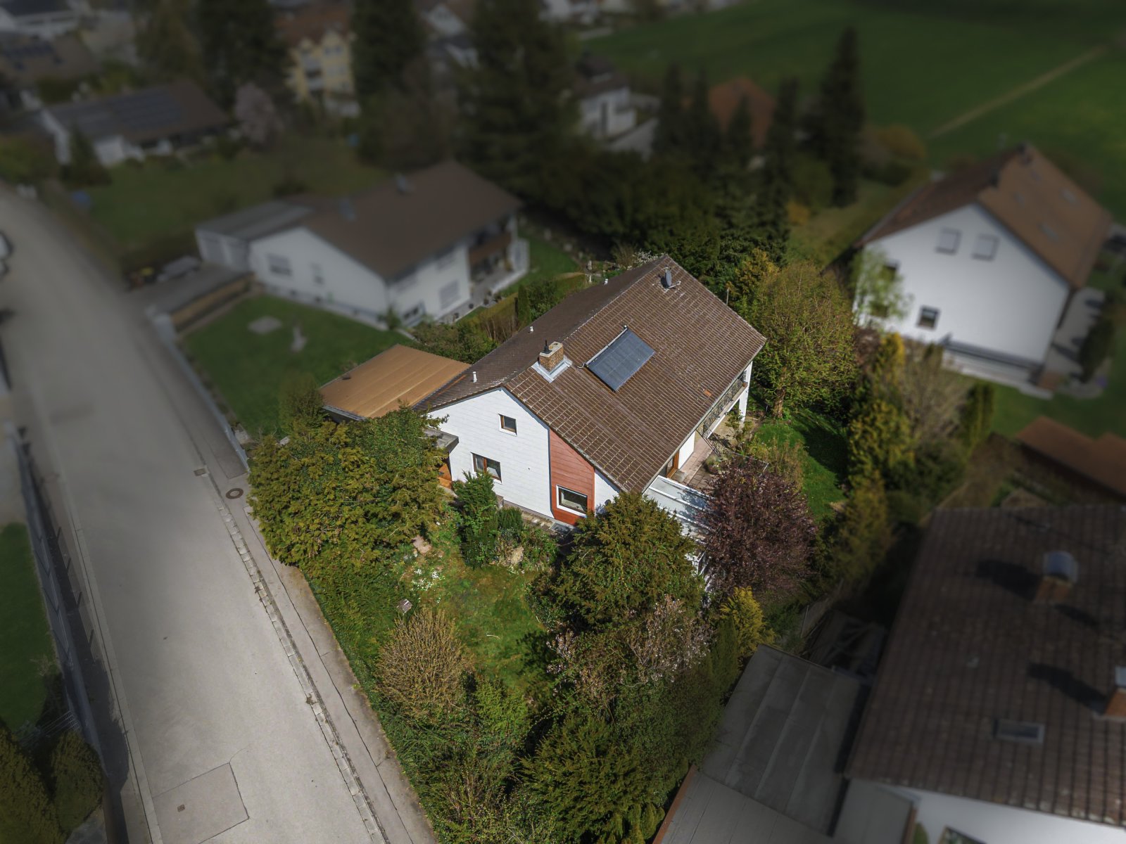 Mehrgenerationenhaus in naturnaher Lage – mit Einliegerwohnung, außergewöhnlichen Raumhöhen und flexiblem Grundriss