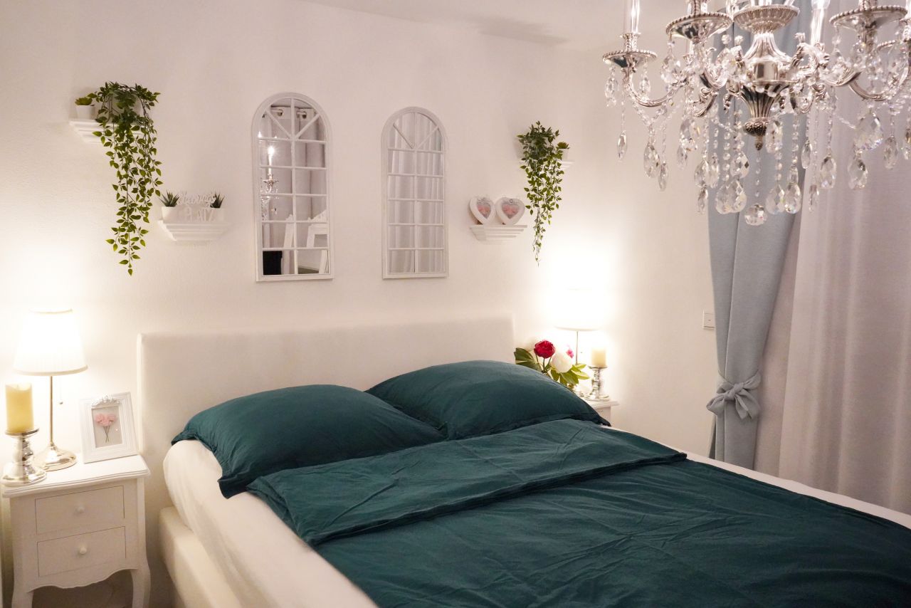 Schlafzimmer mit Einbauschrank & Boxspringbett Schlafzimmer mit Einbauschrank & Boxspringbett