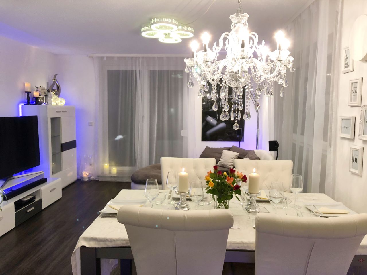 Wohnzimmer mit Wohnwand und edlem Kronleuchter Wohnzimmer mit Wohnwand und edlem Kronleuchter