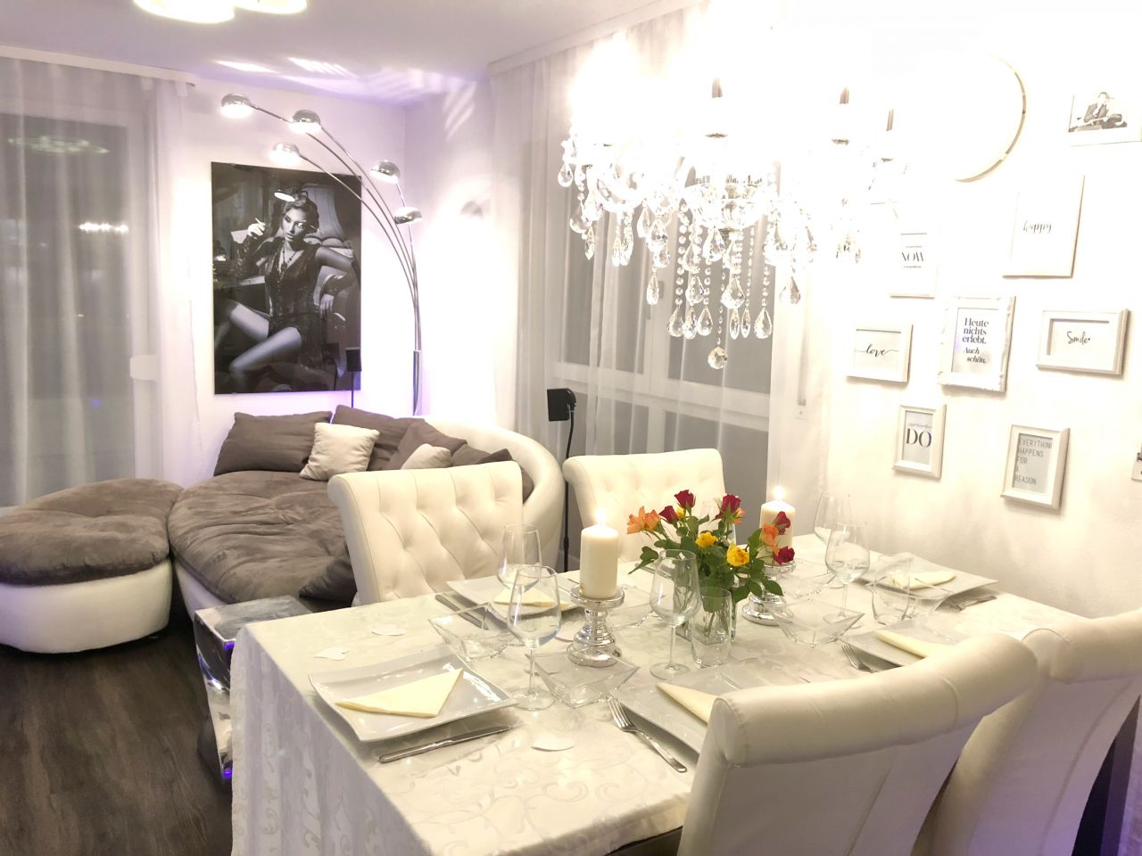 Wohnzimmer mit Couch und Stehlampe Wohnzimmer mit Couch und Stehlampe