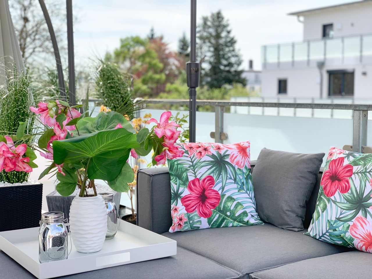 eine Dachterrasse von drei insgesamt eine Dachterrasse von drei insgesamt