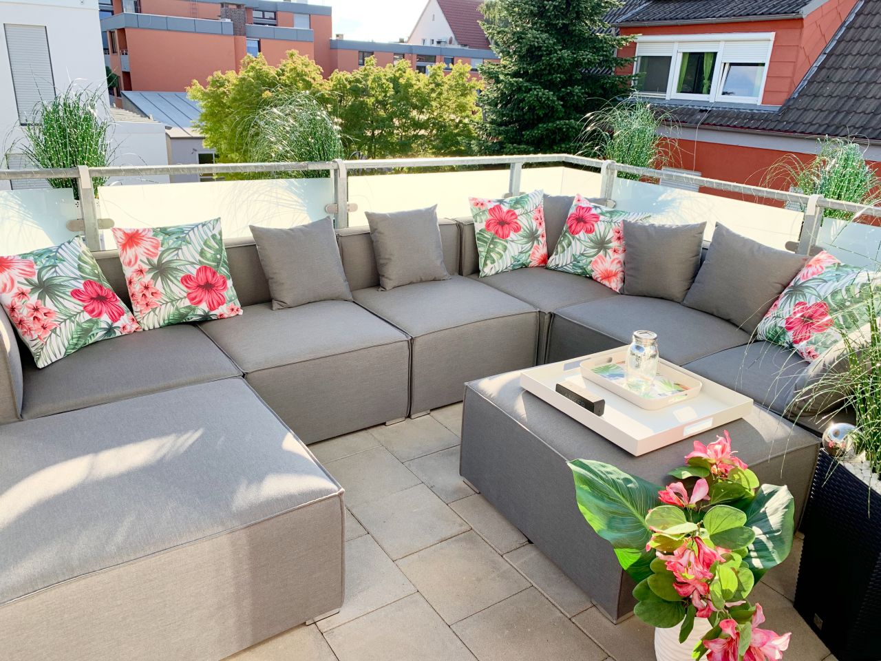 Sonnenterrasse mit Rattan-Couch Sonnenterrasse mit Rattan-Couch