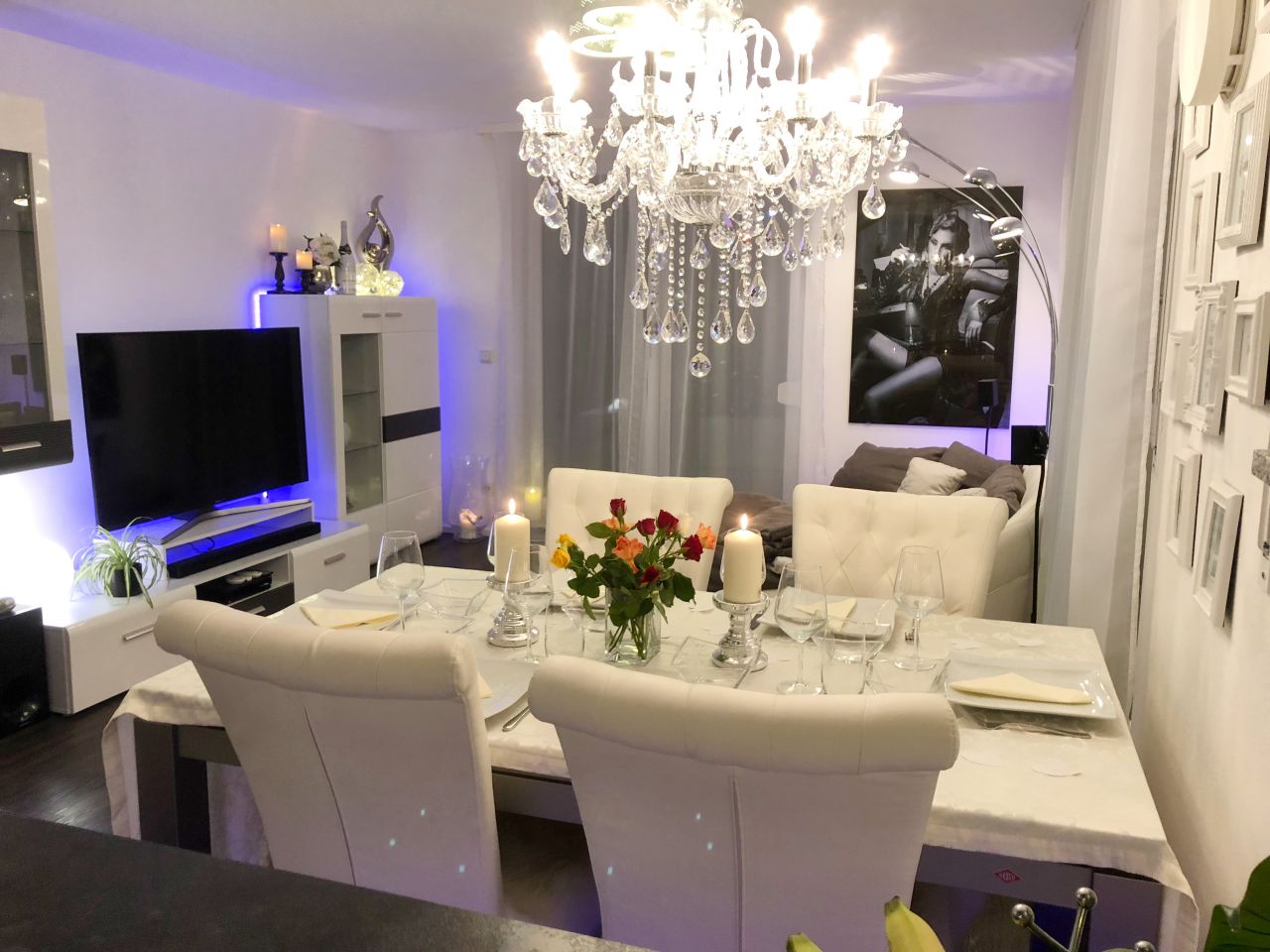 Wohnzimmer mit Couch und Stehlampe Wohnzimmer mit Couch und Stehlampe