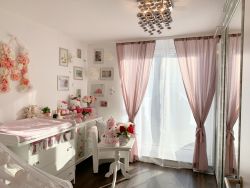 Kinderzimmer mit Einbauschrank auf der rechten Seite - sonst leer Kinderzimmer mit Einbauschrank auf der rechten Seite - sonst leer