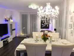 Wohnzimmer mit Wohnwand und edlem Kronleuchter Wohnzimmer mit Wohnwand und edlem Kronleuchter