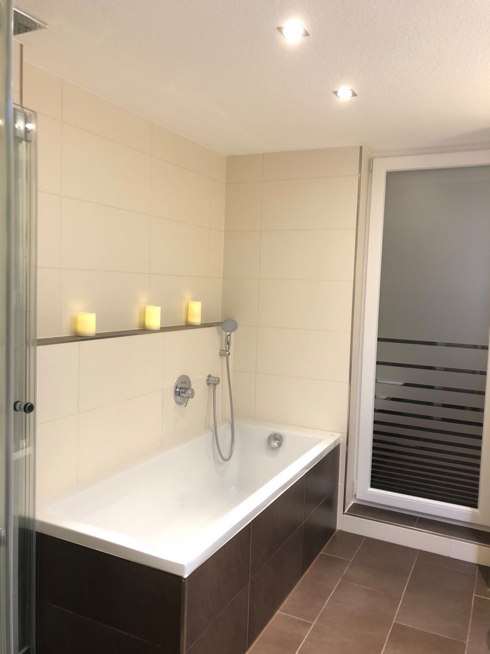 BadBad mit Wanne und Dusche und Terrassenzugang BadBad mit Wanne und Dusche und Terrassenzugang