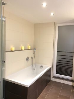 BadBad mit Wanne und Dusche und Terrassenzugang BadBad mit Wanne und Dusche und Terrassenzugang